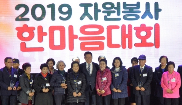 8일 인천 연수구 선학체육관에서 열린 '2019 자원봉사 한마음대회'에서 박남춘 인천시장이 표창 수상자들과 기념촬영을 하고 있다.조주현기자