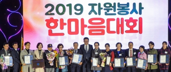 8일 인천 연수구 선학체육관에서 열린 '2019 자원봉사 한마음대회'에서 박남춘 인천시장이 표창 수상자들과 기념촬영을 하고 있다.조주현기자