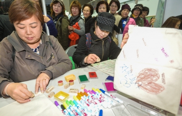 8일 인천 연수구 선학체육관에서 열린 '2019 자원봉사 한마음대회'에서 한 자원봉사자가 캘리그라피 체험을 하고 있다.조주현기자