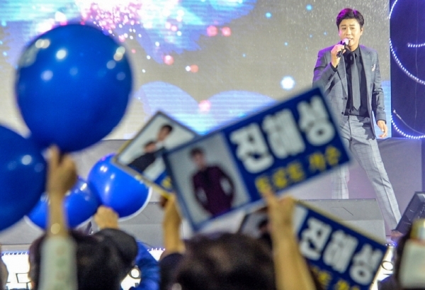8일 인천 연수구 선학체육관에서 열린 '2019 자원봉사 한마음대회'에서 초대가수 진해성이 열창을 하고 있다.조주현기자
