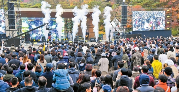 10일 오후 화성 남양성모성지 야외특설무대에서 열린 ‘2019 화성시민을 위한 야외음악회 가을, 음악산책 콘서트’에서 시민들이 인기가수들의 멋진 공연을 즐기고 있다. 윤원규기자