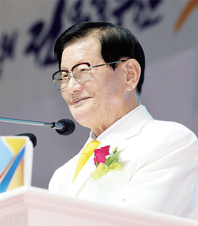 10일 열린 신천지 12지파 10만 수료식에서 이만희 신천지예수교 총회장이 설교하고 있다