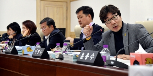 11일 경기도의회 경제노동위원회의 2019년도 경기도경제과학진흥원에 대한 행정사무감사에서 이영주 의원이 질의하고 있다.전형민기자