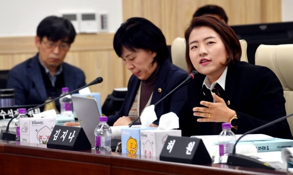 11일 경기도의회 경제노동위원회의 2019년도 경기도경제과학진흥원에 대한 행정사무감사에서 김지나 의원이  질의하고 있다.전형민기자