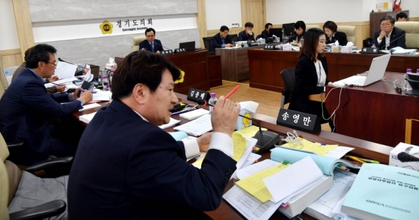 11일 경기도의회 경제노동위원회의 2019년도 경기도경제과학진흥원에 대한 행정사무감사에서 송영만 의원이 김기준 경기도경제과학진흥원장에게 질의하고 있다.전형민기자