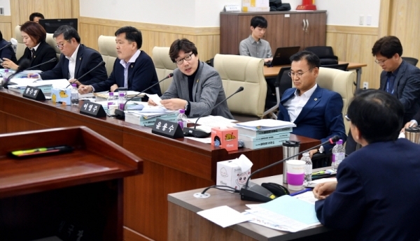 11일 경기도의회 경제노동위원회의 2019년도 경기도경제과학진흥원에 대한 행정사무감사에서 이영주 의원의 질의에 김기준 경기도경제과학진흥원장이 답변하고 있다.전형민기자
