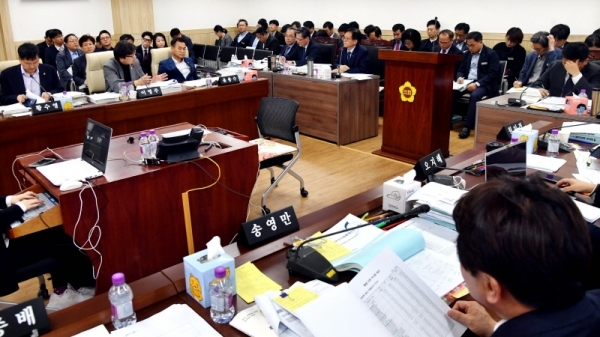 11일 경기도의회 경제노동위원회의 2019년도 경기도경제과학진흥원에 대한 행정사무감사에서 이영주 의원의 질의에 김기준 경기도경제과학진흥원장이 답변하고 있다.전형민기자