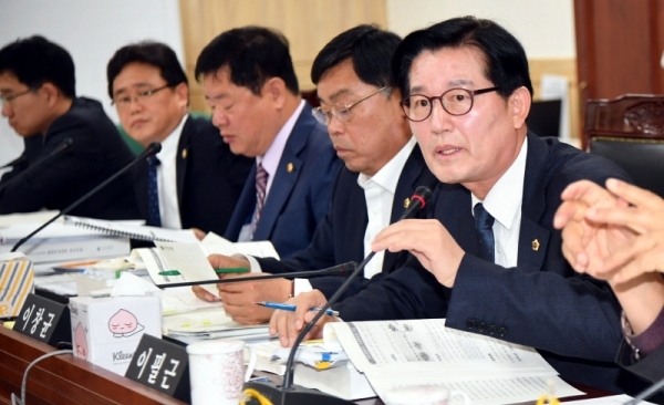 11일 경기도의회 도시환경위원회의 2019년도 경기도 도시주택실에 대한 행정사무감사에서 이필근 의원이 김준태 도시주택실장에게 질의하고 있다.전형민기자