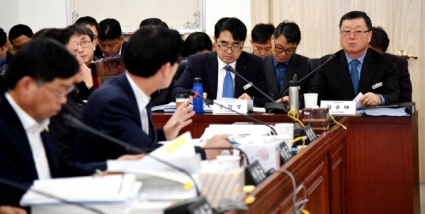 11일 경기도의회 도시환경위원회의 2019년도 경기도 도시주택실에 대한 행정사무감사에서 이필근 의원이 김준태 도시주택실장에게 질의하고 있다.전형민기자