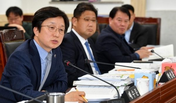 11일 경기도의회 도시환경위원회의 2019년도 경기도 도시주택실에 대한 행정사무감사에서 이필근 의원이 김준태 도시주택실장에게 질의하고 있다.전형민기자