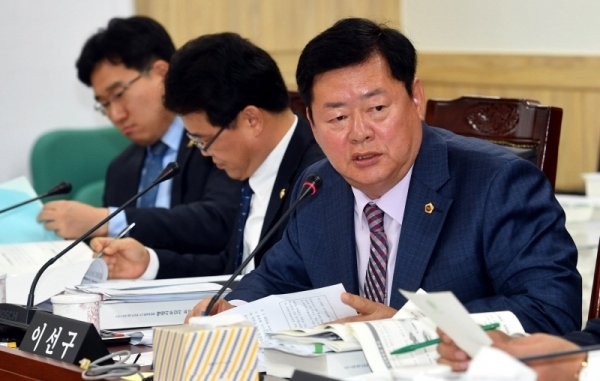 11일 경기도의회 도시환경위원회의 2019년도 경기도 도시주택실에 대한 행정사무감사에서 이선구 의원의 질의하고 있다.전형민기자