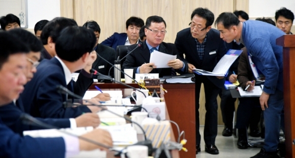 11일 경기도의회 도시환경위원회의 2019년도 경기도 도시주택실에 대한 행정사무감사에서 이필근 의원의 질의에 김준태 도시주택실장과 관련부서 실무자들이 답변을 하기 위해 논의하고 있다.전형민기자
