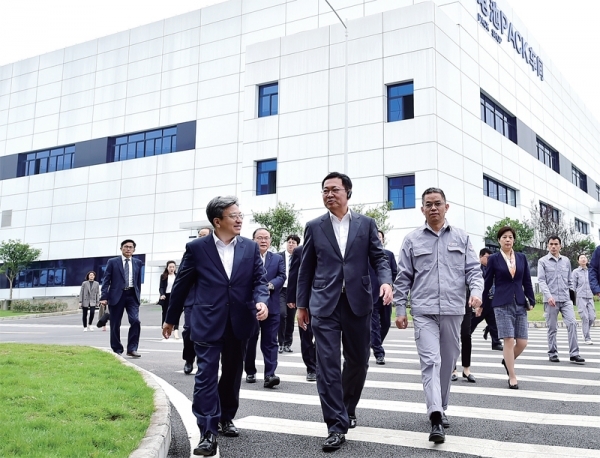 11일 중국 충칭시 신에너지 자동차 주력사업체인 소콘그룹 충칭공장에서 박남춘 인천시장과 이원재 인천경제자유구역청장이 관계자들과 현장을 시찰하고 있다. 인천시 제공