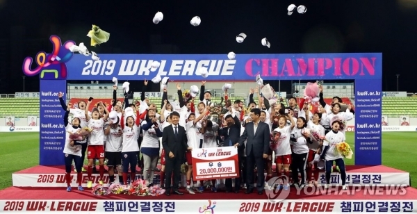 11일 인천 남동경기장에서 열린 여자프로축구 WK리그 챔피언결정전 2차전 인천 현대제철 레드엔젤스와 수원도시공사 여자축구단의 경기. 1-0으로 승리해 7년 연속 리그 통합 우승을 거둔 현대제철 선수들이 시상식에서 트로피를 들고 기념촬영을 하고 있다.  연합뉴스