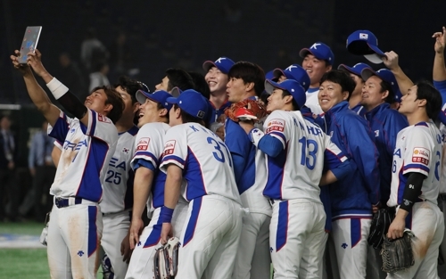 11일 일본 도쿄돔에서 열린 2019 세계야구소프트볼연맹(WBSC) 프리미어12 슈퍼라운드 1차전 미국과 한국의 경기. 1대5로 이긴 한국대표팀 선수들이 셀카를 찍는 세리머니를 하고 있다. 연합뉴스