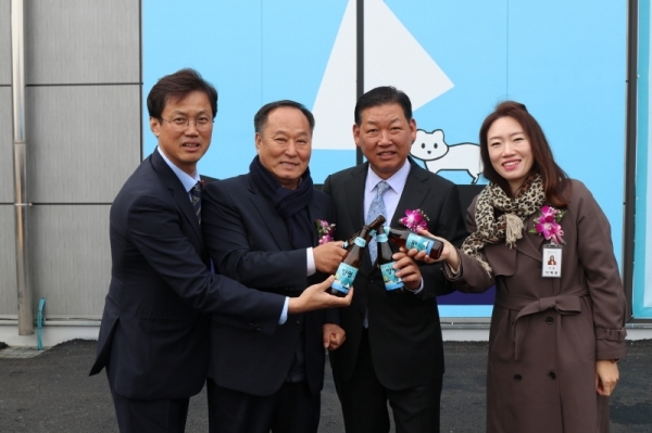 양평맥주 출시 기념식에서 한유진 국가균형발전위원,정동균 양평군수, 김정수 세븐르로이양평 사장,이혜원 군의원(왼쪽부터)이 신제품 맥주를 틀고 포즈를 취했다.