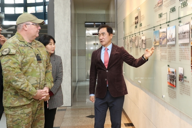 ▲ 정장선_평택시장_메이어_유엔사_부사령관_접견 (2)