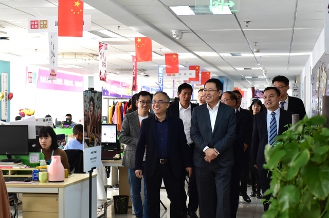 중국 산둥성 지난 첨단기술산업개발구방문 : 12일 중국 산둥성 지난시 첨단기술산업개발구(한두이서)에서 박남춘 인천시장 등 경제방문단이 수술로봇 및 첨단수술기계 개발이 주력 분야인 ‘극한인공지능유한공사’를 찾아 둘러보고 있다. 인천시 제공