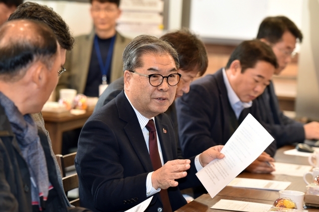 ▲ 이재정 경기도교육감이 12일 남부청사에서 기자간담회를 갖고 고교서열화 관련 입장과 자공고 일반고 전환 계획을 밝히고 있다.(사진_경기도교육청 제공) (1)