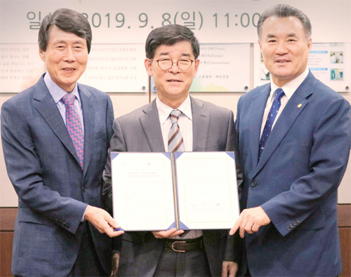 한국마사회와 부산경남마주협회가 경주 퇴역마 복지향상 및 활용도 제고를 위한 업무협약을 진행, 관계자들이 기념촬영을 하고 있다.