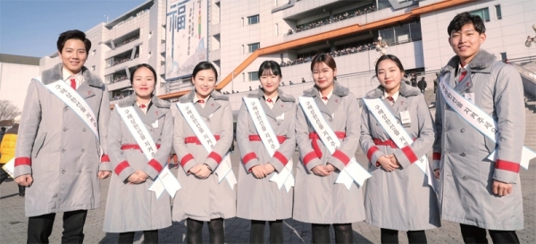 한국마사회가 이용자 보호 캠페인을 진행, 관계자들이 기념촬영을 하고 있다.