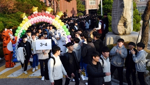 2020학년도 대학수학능력 시험일을 이틀 앞둔 12일 수원시 효원고등학교에서 열린 ‘수능 장도식’에서 고3 수험생들이 선생님과 후배들의 고득점을 기원하는  응원과 격려를 받으며 학교를 나서고 있다.전형민기자