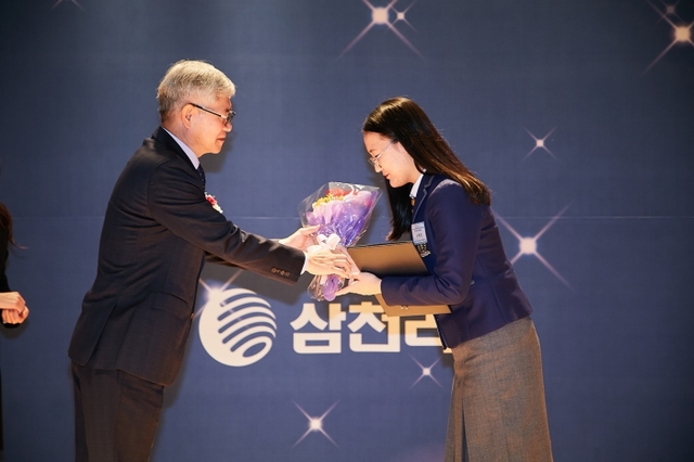 ▲ 삼천리 유재권 대표이사가 제18회 가스안전환경 공모전 시상식에서 대상 수상자에게 시상하고 있다.