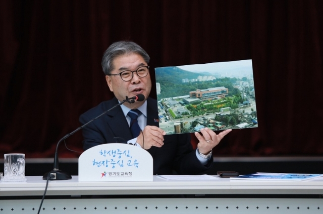 이재정 교육감이 북부청 앞 광장에 조성 중인 숲과 관련, 조감도를 들어 올리며 설명하고 있다. 김창학기자
