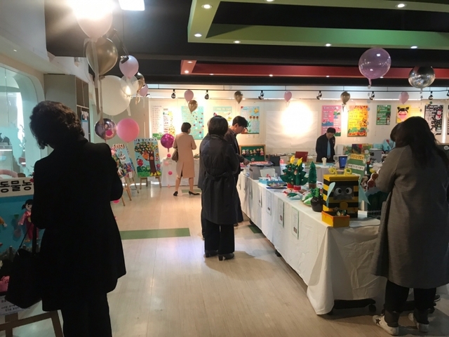 ▲ 191113_수원여자대학교 아동보육과, 제13회 교재교구전시회 열려_보도사진1