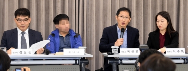 화성연쇄살인 8차 사건의 범인으로 검거돼 20년간 억울한 옥살이를 했다고 주장해 온 윤모씨(왼쪽 두번째)와 공동변호인단 박준영 변호사 등이 13일 오전 수원시 영통구 경기중앙지방변호사회관에서 재심 청구관련 기자회견을 하고 있다. 김시범기자