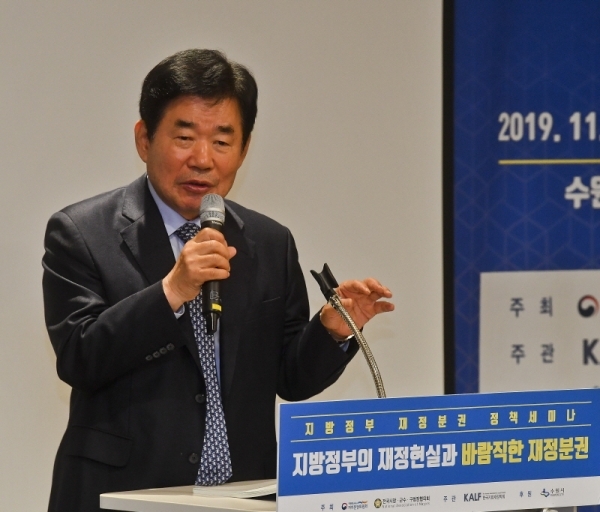 '지방정부의 재정 현실과 바람직한 재정 분권'이란 주제로 지방정부 재정 분권 정책 세미나가 개최된 13일 오전 수원컨벤션센터에서 김진표 국회의원이 축사를 하고 있다. 윤원규기자