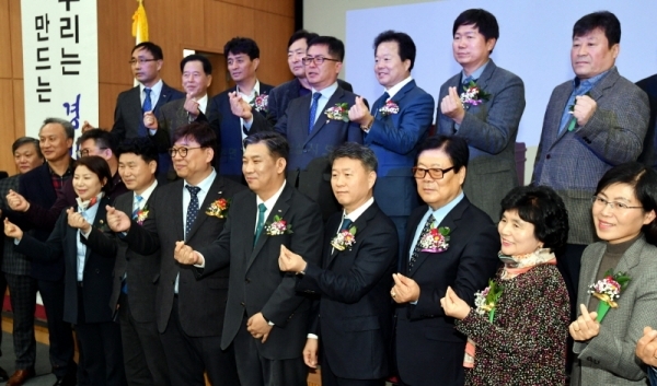 ‘경기도소상공인연합회 제3기 이상백 회장 취임식 및 2019년 소상공인의 날 기념행사’가 13일 경기지방중소벤처기업청 대강당에서 열려 김원기 경기도의회 부의장, 백운만 경기지방중소벤처기업청장. 최승재 소상공인연합회장, 이상백 경기도소상공인연합회장 등 참석자들이 기념촬영을 하고 있다.전형민기자