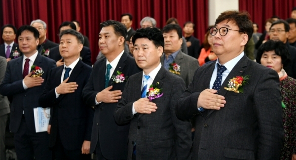 ‘경기도소상공인연합회 제3기 이상백 회장 취임식 및 2019년 소상공인의 날 기념행사’가 13일 경기지방중소벤처기업청 대강당에서 열려 김원기 경기도의회 부의장, 백운만 경기지방중소벤처기업청장. 최승재 소상공인연합회장, 이상백 경기도소상공인연합회장 등 참석자들이 국민의례를 하고 있다.전형민기자