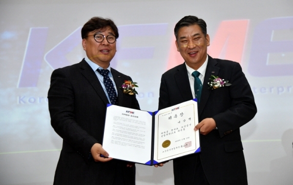 13일 경기지방중소벤처기업청 대강당에서 열린 ‘경기도소상공인연합회 제3기 이상백 회장 취임식 및 2019년 소상공인의 날 기념행사’에서 최승재 소상공인연합회장이 이상백 경기도소상공인연합회장에게 위촉장을 전달 하고 있다.전형민기자