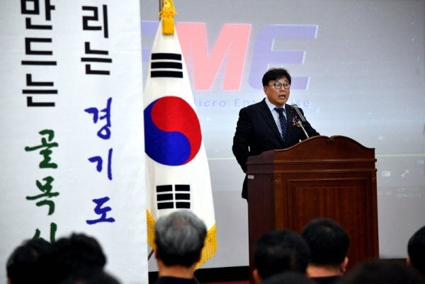 13일 경기지방중소벤처기업청 대강당에서 열린 ‘경기도소상공인연합회 제3기 이상백 회장 취임식 및 2019년 소상공인의 날 기념행사’에서 이상백 경기도소상공인연합회장이 취임사를 하고 있다.전형민기자