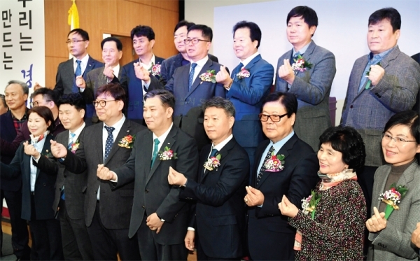 ‘경기도소상공인연합회 제3기 이상백 회장 취임식 및 2019년 소상공인의 날 기념행사’가 열린 13일 경기지방중소벤처기업청 대강당에서 김원기 경기도의회 부의장, 백운만 경기지방중소벤처기업청장, 최승재 소상공인연합회장, 이상백 경기도소상공인연합회장 등 참석자들이 기념촬영을 하고 있다. 전형민기자