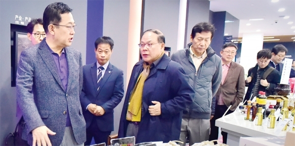 박남춘 인천시장이 13일 중국 산둥성 웨이하이시 인천경제무역대표처를 방문해 전시장을 둘러보고 있다. 인천시청 제공