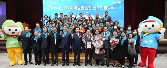 ▲ 신동헌 시장, ‘2019년 지역농업발전선도인상’ 수상 (2)