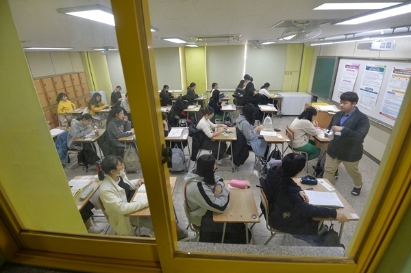 2020학년도 대학수학능력시험이 열린 14일 오전 인천 연수구 연수여고에서 수험생들이 시험 준비를 하고 있다.조주현기자