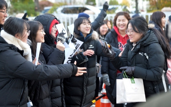 2020학년도 대학수학능력시험이 열린 14일 오전 인천 연수구 연수여고에서 수험생들이 시험장으로 입실하기전 가족과 친구들과 인사를 나누고 있다.조주현기자