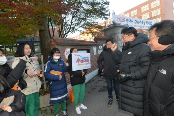 2020학년도 대학수학능력시험이 열린 14일 오전 인천 연수구 연수여고에서 도성훈 인천시교육감이 수험생들을 응원하고 있다.조주현기자