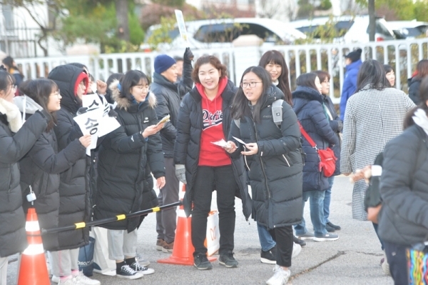 2020학년도 대학수학능력시험이 열린 14일 오전 인천 연수구 연수여고에서 수험생들이 시험장으로 입실하기전 가족과 친구들과 인사를 나누고 있다.조주현기자