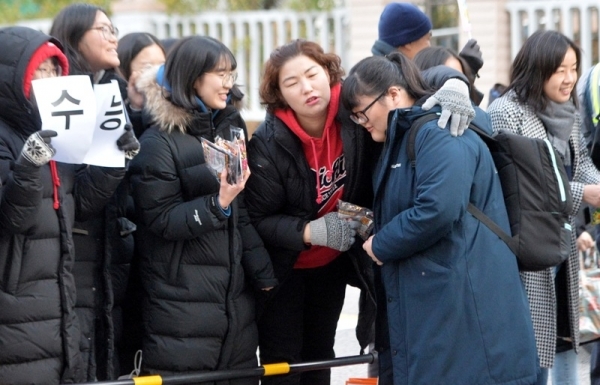 2020학년도 대학수학능력시험이 열린 14일 오전 인천 연수구 연수여고에서 수험생들이 시험장으로 입실하기전 가족과 친구들과 인사를 나누고 있다.조주현기자