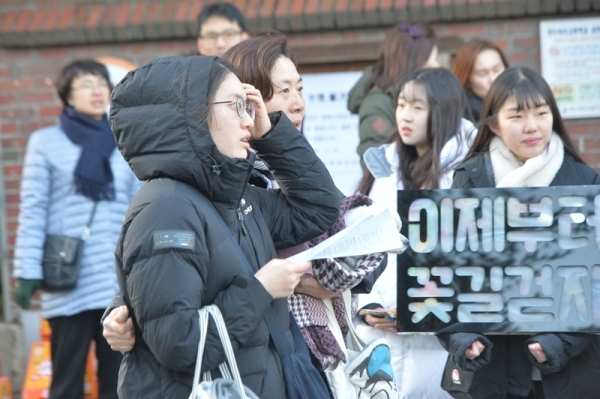 2020학년도 대학수학능력시험이 열린 14일 오전 인천 연수구 연수여고에서 수험생들이 시험장으로 입실하기전 가족과 친구들과 인사를 나누고 있다.조주현기자