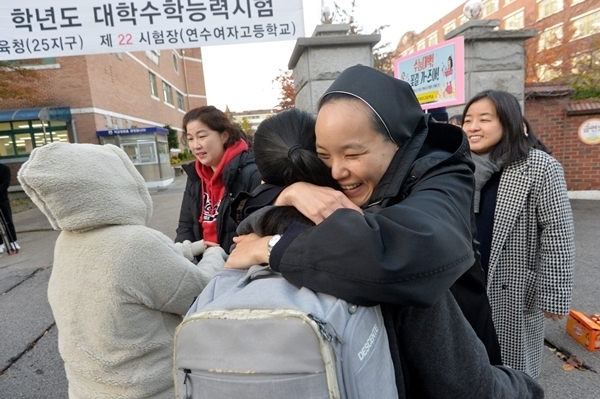 2020학년도 대학수학능력시험이 열린 14일 인천 연수구 연수여고에서 수험생들이 가족과 인사를 나누고 있다.조주현기자