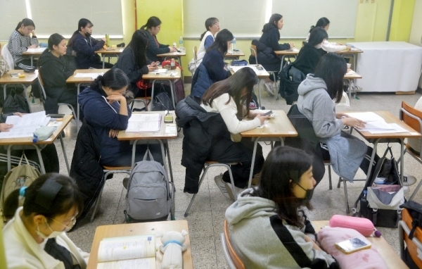 2020학년도 대학수학능력시험이 열린 14일 오전 인천 연수구 연수여고에서 수험생들이 1교시 국어영역 시험 준비를 하고 있다.조주현기자