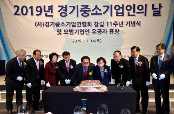 14일 라마다프라자 수원호델에서 열린 ‘2019 경기중소기업인의 날 및 경기중소기업연합회 창립 11주년 기념식’에서 이화순 경기도 행정2부지사, 백운만 경기지방벤처기업청장, 이흥해 경기중소기업연합회장, 신항철 경기일보 대표이사 사장 등 참석자들이 기념 떡 케이크를 자르고 있다.전형민기자