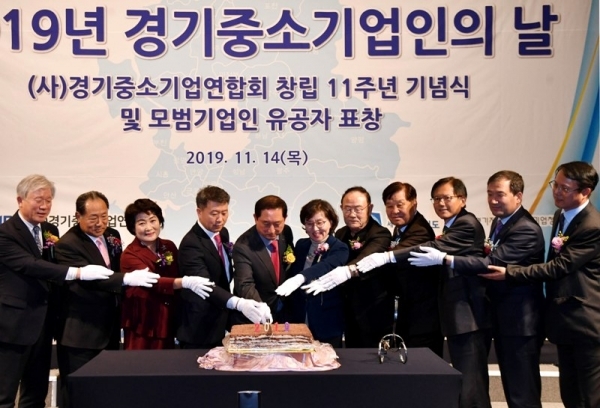 14일 라마다프라자 수원호델에서 열린 ‘2019 경기중소기업인의 날 및 경기중소기업연합회 창립 11주년 기념식’에서 이화순 경기도 행정2부지사, 백운만 경기지방벤처기업청장, 이흥해 경기중소기업연합회장, 신항철 경기일보 대표이사 사장 등 참석자들이 기념 떡 케이크를 자르고 있다.전형민기자
