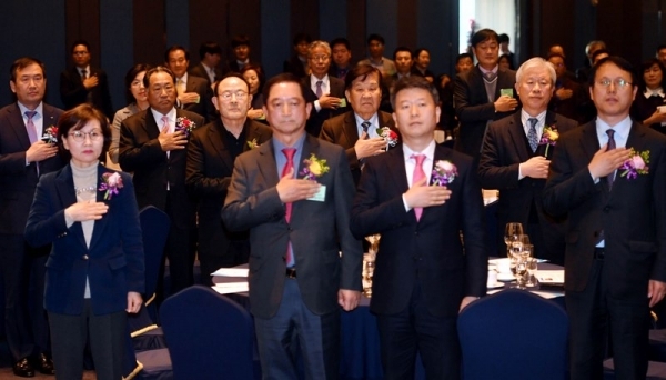 14일 라마다프라자 수원호델에서 열린 ‘2019 경기중소기업인의 날 및 경기중소기업연합회 창립 11주년 기념식’에서 이화순 경기도 행정2부지사, 백운만 경기지방벤처기업청장, 이흥해 경기중소기업연합회장, 신항철 경기일보 대표이사 사장 등 참석자들이 국민의례를 하고 있다.전형민기자