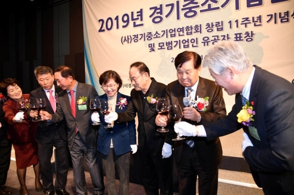 14일 라마다프라자 수원호델에서 열린 ‘2019 경기중소기업인의 날 및 경기중소기업연합회 창립 11주년 기념식’에서 이화순 경기도 행정2부지사, 백운만 경기지방벤처기업청장, 이흥해 경기중소기업연합회장, 신항철 경기일보 대표이사 사장 등 참석자들이 축하의 건배를 하고 있다.전형민기자